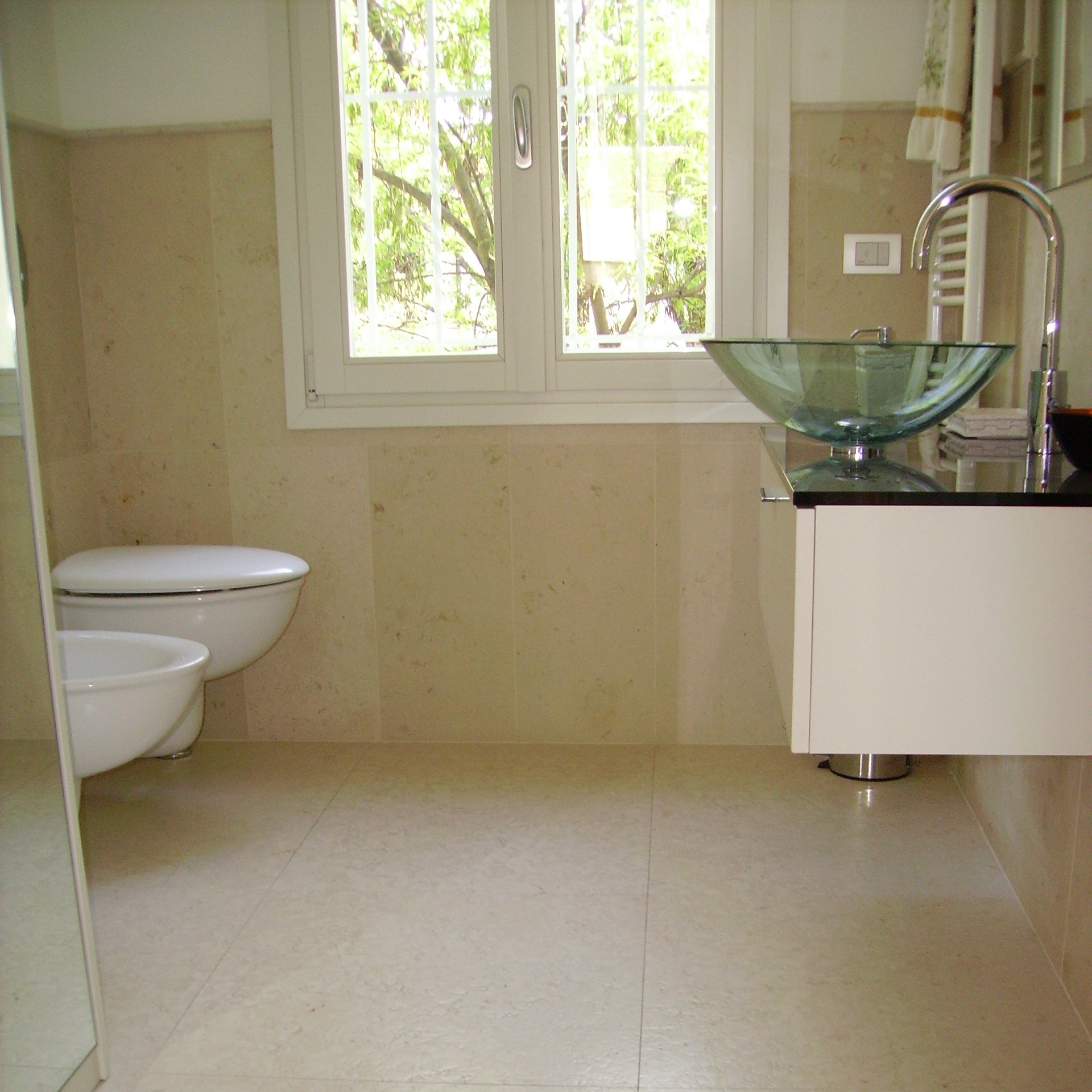 Bagno con murature in marmo